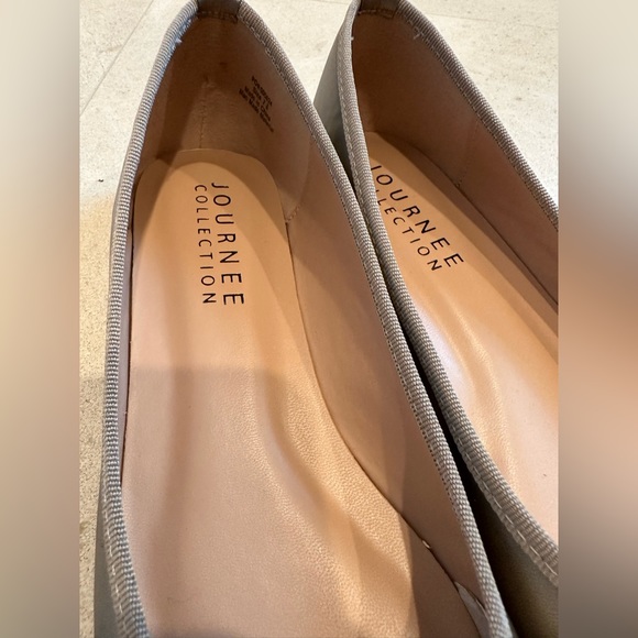 Journee Collection 7.5 Silver Flats - Picture 5 of 5